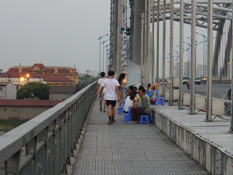 Quán nước trái phép ngang nhiên mở ra ngay trên cầu.