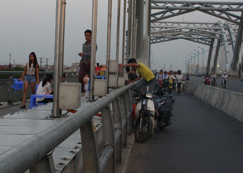 Khách trèo lan can vào uống nước, dựng xe ngay trên phần đường dành cho phương tiện lưu thông.