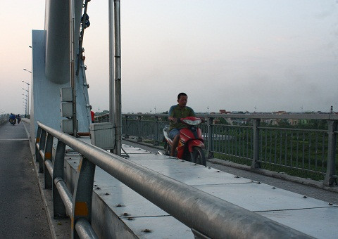 Nhiều người ngại đi vòng, phóng lên vỉa hè để ngược lên quán nước. 