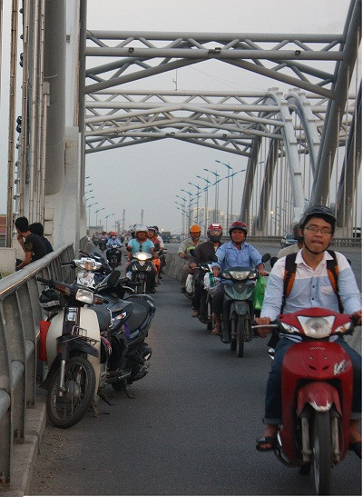 Xe dựng ngổn ngang lấn chiếm gần hết phần đường dành cho xe máy, khiến phương tiện lưu thông chen chúc nhau.