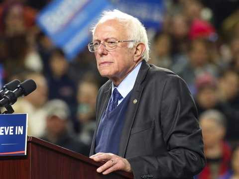 Bernie Sanders - Thợ mộc. Chính trị gia của Mỹ trước khi nhận bằng Cử nhân tại Đại học Chicago đã trải qua quãng thời gian khó khăn và phải làm nhiều công việc để kiếm sống. Trong đó, đáng chú ý là ông từng làm một thợ mộc và làm công tại một xưởng phim tài liệu
