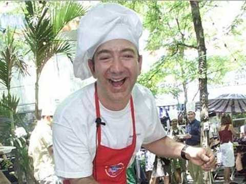 Jeff Bezos - làm việc tại cửa hàng đô ăn nhanh McDonalds. Tỷ phú sáng lập ra Amazon đã làm việc tại cửa hàng McDonalds khi còn trẻ. Công việc ở đây thực sự tuyệt vời nhưng khá khó khăn khi đông khách. Nhưng quan trọng nhất là ông chủ của chúng tôi luôn biết cách giúp các cậu bé trẻ tuổi luôn tập trung làm việc mà không gặp quá nhiều áp lực.