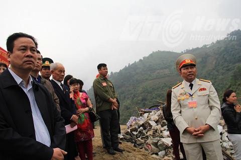 Ông Hoàng Thế Cương (áo trắng) cùng các đồng đội trên chiến trường năm xưa