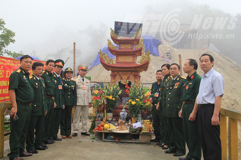 Các cựu binh chiến tranh biên giới bên đài hương tưởng niệm ở điểm cao 468