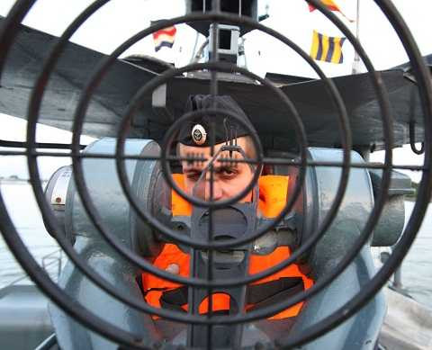 Xạ thủ điều khiển khẩu AU-AK 306 trong một buổi tập trận của hải quân Nga-Pháp 