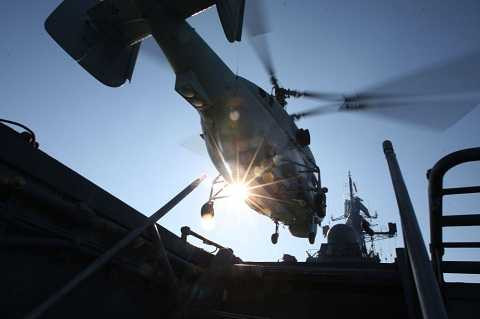 Máy bay trực thăng chống tàu ngầm KA-27 PL cất cánh từ boong tàu tuần tra Yaroslav Mudryi thuộc Hạm đội Baltic Nga