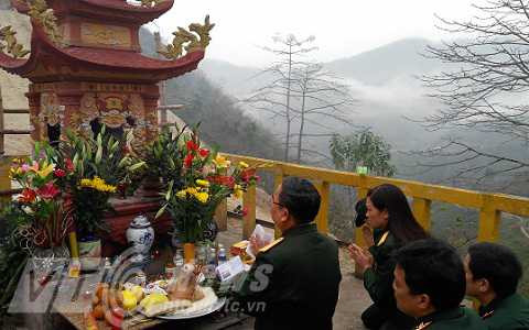 Các cựu binh tưởng nhớ đồng đội ở đài hương trên điểm cao 468