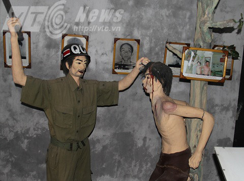 Một cảnh tra tấn tù binh được tái hiện lại