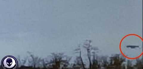 Hai cha con đang đi trên đường cao tốc ở bang Ohio cũng vô cùng hoảng sợ khi bắt gặp vật thể bay UFO. Anhr Mirror Hai cha con đang đi trên đường cao tốc ở bang Ohio cũng vô cùng hoảng sợ khi bắt gặp vật thể bay UFO. Anhr Mirror