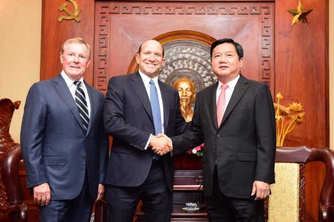 Bí thư Thành Ủy TP.HCM Đinh La Thăng tiếp ông Howard Lutnick chiều 24/5. Ảnh: Tuổi trẻ