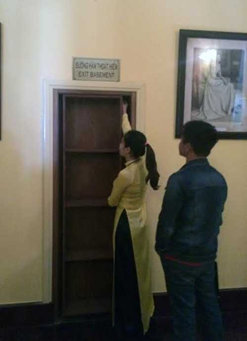 Lối xuống hầm bí mật được ngụy trang bằng kệ sách xoay được (trái) và một góc đường hầm.