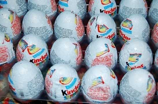 Mỹ cấm bán kẹo hình quả trứng Kinder Surprise: Đây là trò chơi hết sức phổ biến trên thế giới, nhưng những quả trứng phủ chocolate này lại đang bị cấm ở Mỹ. Các nhà chức trách Mỹ cho rằng thứ đồ chơi bên trong quả trứng là sản phẩm không có dinh dưỡng (không ăn được) và có thể gây ngạt thở cho trẻ em. 