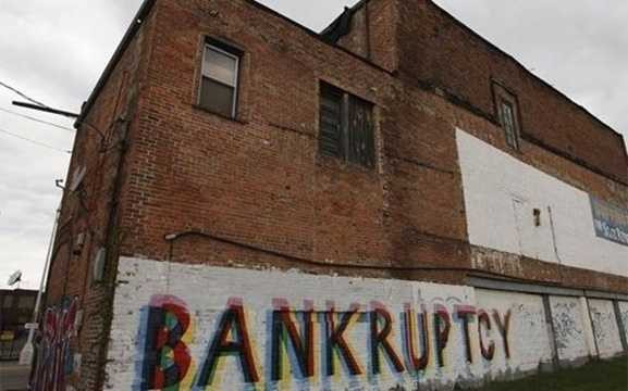  Quy định phá sản: Quy định phá sản đối với một công ty ở thành phố Milwaukee, Wisconsin, Mỹ khá phức tạp. Theo đó, để đóng cửa công ty, chủ doanh nghiệp phải mua một loại giấy phép đắt đỏ, đồng thời nộp cả hồ sơ về các tài sản bạn muốn bán lên chính quyền thành phố. Không chỉ vậy, họ còn phải đóng một loại phí được tính dựa trên khoảng thời gian rao bán tài sản, cộng với 2 USD cho mỗi 1.000 USD giá trị tài sản. 