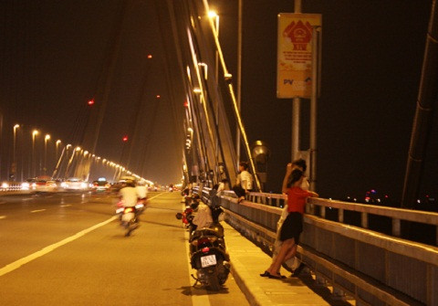 Hàng dài xe la liệt trên cầu, rất đông nam thanh nữ tú tập trung trên cầu hóng gió.
