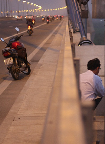 Vượt hành lang an toàn ra ngoài để hóng gió.