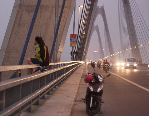 Nhiều bạn trẻ còn ngồi vắt vẻo trên hành lang an toàn cầu để hóng gió và chụp ảnh.