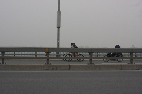 Giờ cấm nhưng người dân vẫn thản nhiên vừa đạp xe vừa tâm sự hóng gió trên cầu.