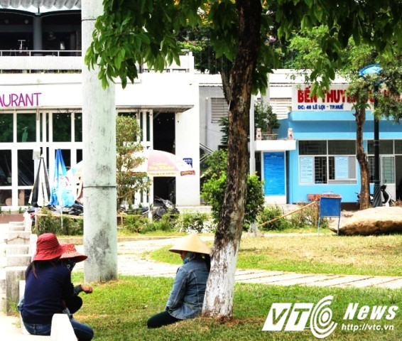 Trưa hè nắng nóng, công viên là địa điểm lý tưởng để mọi người tìm đến để nghỉ ngơi, trò chuyện.