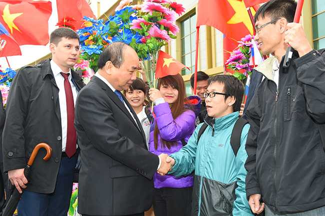 Đông đảo kiều bào, sinh viên Việt Nam tại Nga đón Thủ tướng Nguyễn Xuân Phúc - Ảnh: Chinhphu.vn