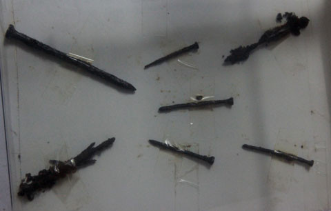 Chúng dùng đinh đóng vào người tù binh