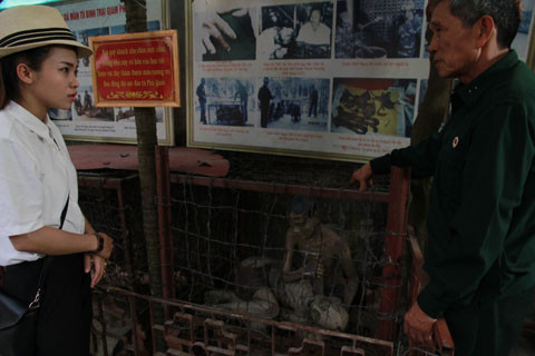 Mô hình chuồng cọp được tái hiện tại bảo tàng