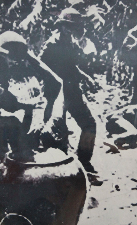 Thả tù binh vào chum nước