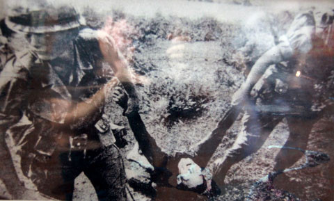 Đem xác tù binh đi chôn