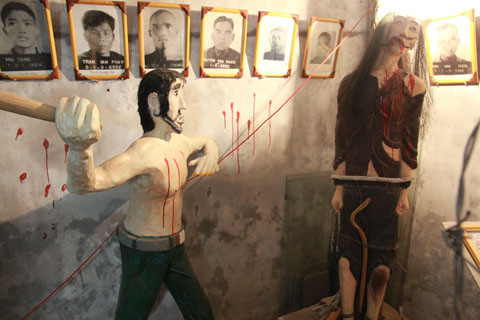 Tái hiện cảnh tra tấn nữ tù binh