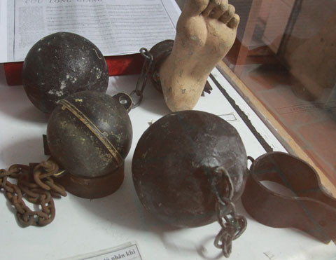 Chúng buộc những quả sắt lớn vào chân tù nhân, để không trốn được