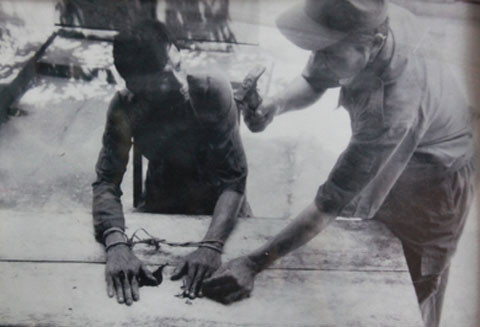 Đóng đinh vào ngón tay tù nhân