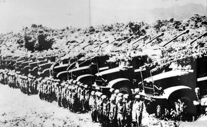 Bộ đội pháo binh trước giờ xuất kích.