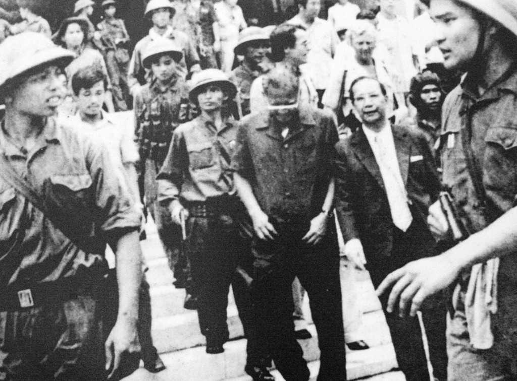 Tổng thống Dương Văn Minh cùng nội các ra trước đài phát thanh tuyên bố đầu hàng vô điều kiện, kết thúc chiến tranh tại Việt Nam