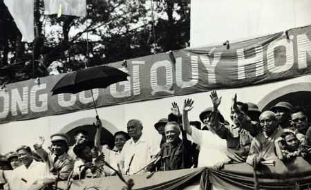 Chủ tịch Tôn Đức Thắng và các đồng chí lãnh đạo Đảng, Nhà nước trên lễ đài