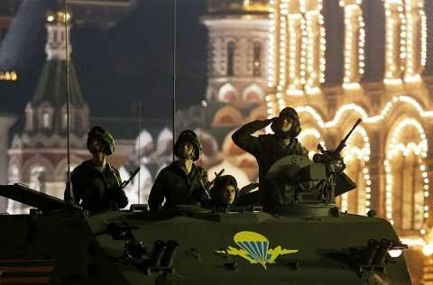 Quân nhân Nga trên một chiếc xe tăng quân sự