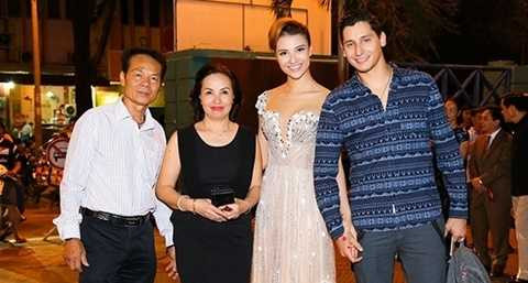  Bạn nhảy Tây từng ra Hà Nội ăn Tết với gia đình Hồng Quế