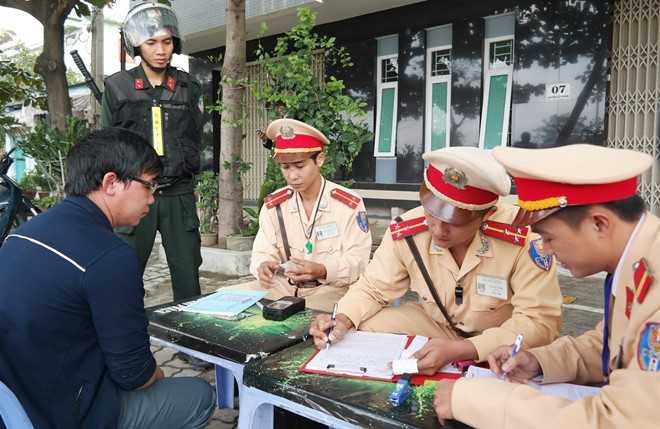 Trong quá trình xử lý, CSGT Đà Nẵng luôn có những cách linh động để vừa đảm bảo sự nghiêm minh của pháp luật nhưng cũng tạo ra sự gần gũi, thân thiện với người dân. Ảnh: Đoàn Nguyên.