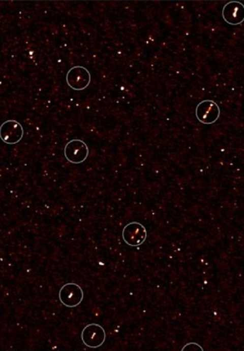 Những hố đen khổng lồ đang hợp tác với nhau để quét sạch sự sống trên trái đất. Ảnh Dailymail Những hố đen khổng lồ đang hợp tác với nhau để quét sạch sự sống trên trái đất. Ảnh Dailymail