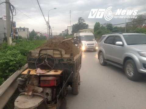 Những chiếc xe trọng tải nhỏ, không biển số có thể là thủ phạm gây những vụ đổ phế thải vừa qua Những chiếc xe trọng tải nhỏ, không biển số có thể là thủ phạm gây những vụ đổ phế thải vừa qua