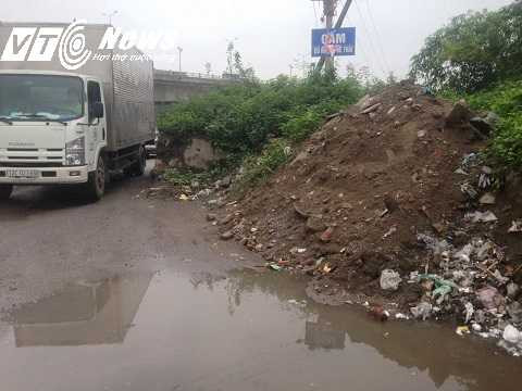 Đống đất, rác thải trên đường Nguyễn Khoái (thuộc phường Lĩnh Nam vẫn chưa được xử lý Đống đất, rác thải trên đường Nguyễn Khoái (thuộc phường Lĩnh Nam vẫn chưa được xử lý