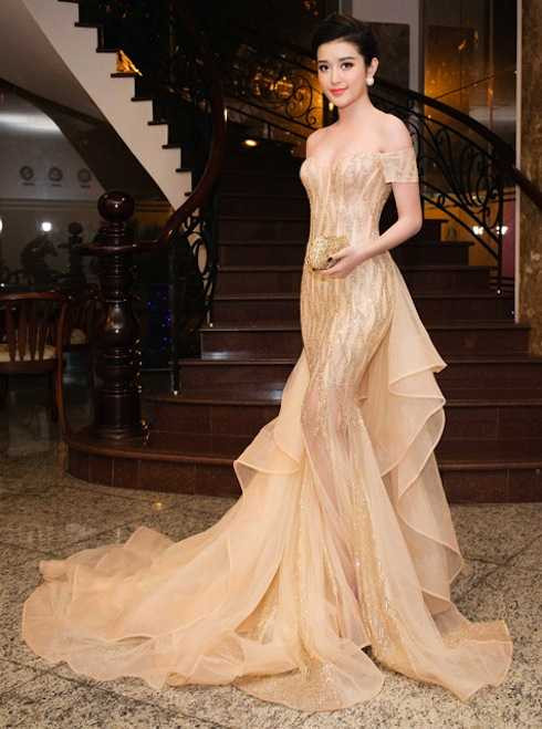 Gần đây, cô lại khiến công chúng một lần nữa trầm trồ với bộ đầm vô cùng lộng lẫy.