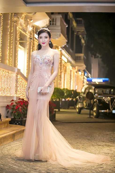 Nàng Á hậu ngày càng trưởng thành trong cách ăn mặc.