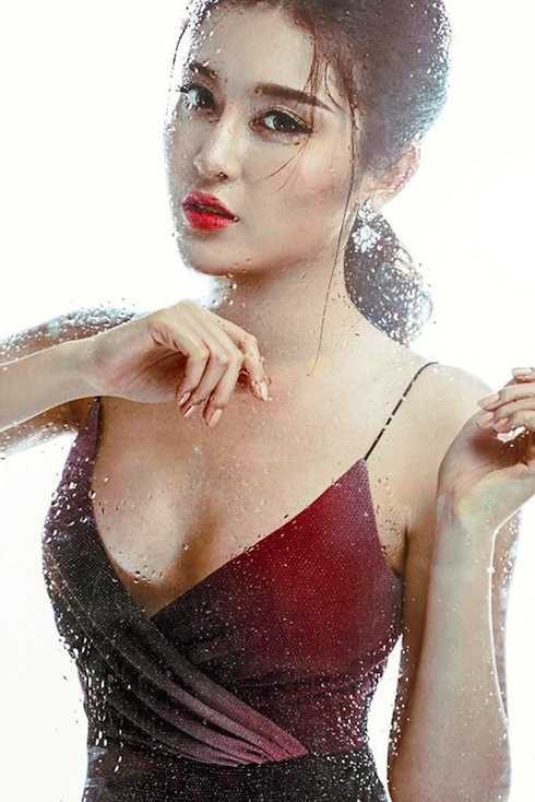 Huyền My mạnh dạn tung ra những bộ ảnh trong trang phục trễ nải.