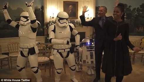 Vợ chồng Obama nhảy cùng robot.