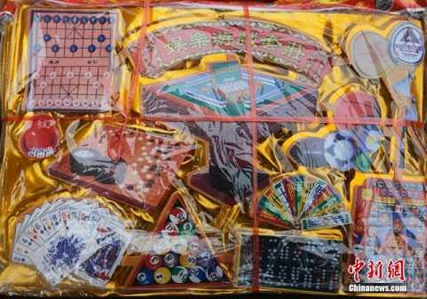 Các cửa hiệu ở Trung Quốc bày bán vô số các món đồ hàng mã độc đáo để đốt cho người chết trong tiết Thanh Minh.