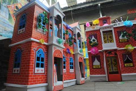 Biệt thự đồ sộ được làm bằng bìa cát tông.