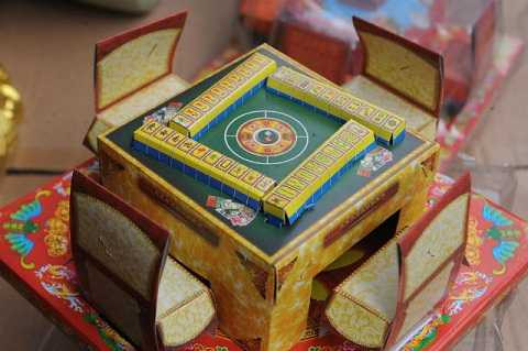 Bộ bàn đánh mạt chược để người đã khuất chơi giải trí.