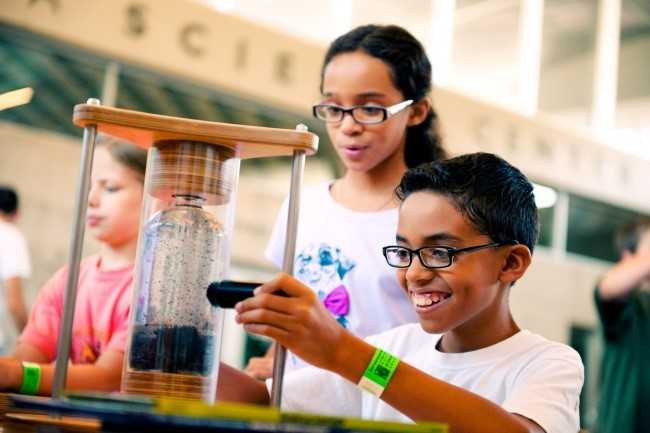 Khám phá khoa học:Sau khi kết thúc khóa học về lý thuyết, trẻ em tại Mỹ sẽ thực hiện bài tập về nhà cuối cùng. Đó là phát minh ra một thứ gì đó. Thời gian làm bài tập kéo dài trong suốt năm học tiếp theo. Các học sinh sẽ phải thuyết trình trình về sản phẩm của mình trước giáo viên và bạn cùng lớp. Sau đó, hội đồng giám khảo sẽ thảo luận, đánh giá về độ thành công và khả năng ứng dụng vào thực tiễn của mỗi nhà phát minh nhí. Giải thưởng dành cho người xứng đáng nhất sẽ được trao vào cuối cấp