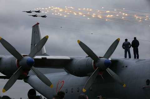 Những màn trình diễn vô cùng ấn tượng mà Hiệp sĩ Nga từng phô diễn tại triển lãm hàng không vũ trụ quốc tế MAKS năm 2009.