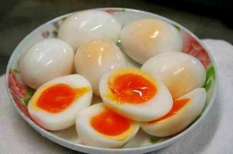 Ăn trứng còn lòng đào hay trứng sống sẽ rất mất vệ sinh có thể gây các bệnh về đường tiêu hóa, nhiễm trùng đường ruột