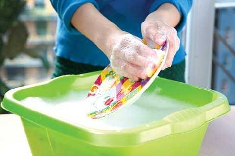 Các hóa chất độc hại có trong nước rửa bát sẽ trực tiếp làm hỏng da tay nếu bạn không mang găng tay Các hóa chất độc hại có trong nước rửa bát sẽ trực tiếp làm hỏng da tay nếu bạn không mang găng tay